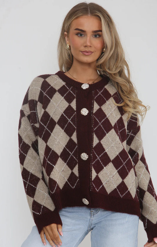 ARGYLE PRINT GOLD BUTTON CARDIGAN. WINE/BEIGE
